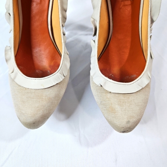 Badgley Mischka Cream Fabric & Leather Ruffle Heels  Size 10 - Picture 9 of 10